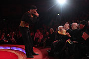 Auch Erich Lejeune im Publikum war immer wieder gefordert (Foto: Martin Schmitz)